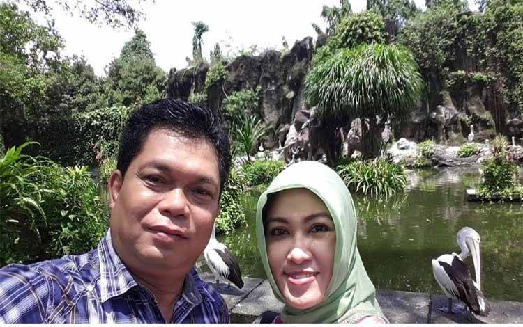 Wakil Wali Kota Palangka Raya, Umi Mastikah bersama suaminya saat liburan. (FOTO: ISTIMEWA)