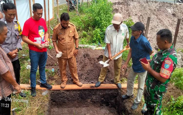 Anggota Komisi C DPRD Kota Palangka Raya, Sigit Widodo menghadiri acara peletakan batu pertama pembangunan gapura di Kelurahan Petuk Katimpun, Senin, 5 Juni 2023 (IST)