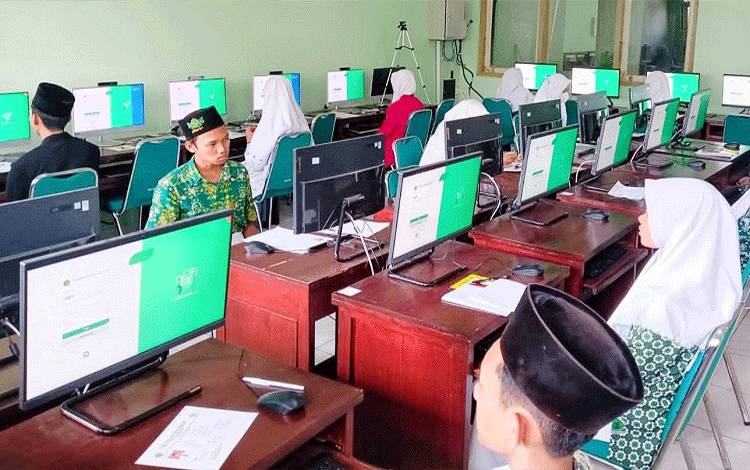 Sejumlah siswa madrasah di Kabupaten Lamandau mengikuti seleksi kompetisi sains madrasah 2023. (FOTO : HENDI NURFALAH)