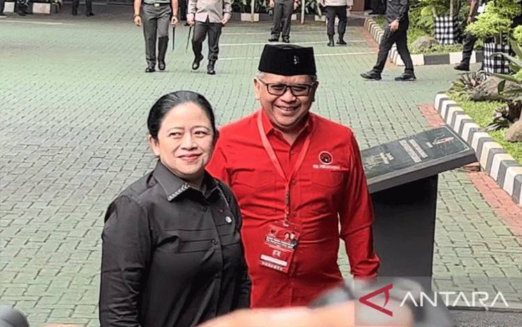 Sekretaris Jenderal PDI Perjuangan Hasto Kristiyanto (kanan) menyambut kedatangan Ketua DPP PDIP Puan Maharani (kiri) di Sekolah Partai Lenteng Agung, Jakarta Selatan, Selasa (6/6/2023). ANTARA/Putu Indah Savitri