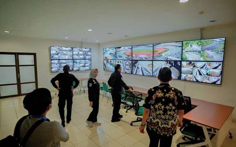 Foto Arsip - Tim asesmen Mabes Polri memeriksa ruang cctv yang berada di stadion Gelora Bung Tomo, Surabaya, Jumat (30/12/2022). (ANTARA/HO-Official Persebaya)