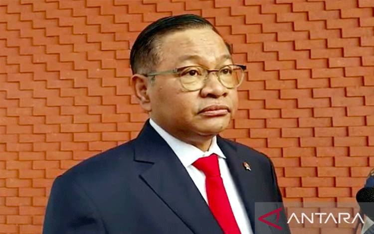 Sekretaris Kabinet (Seskab) Pramono Anung di Lapangan Udara Halim Perdanakusuma, Jakarta, Rabu (7/6/2023). ANTARA/Indra Arief Pribadi)