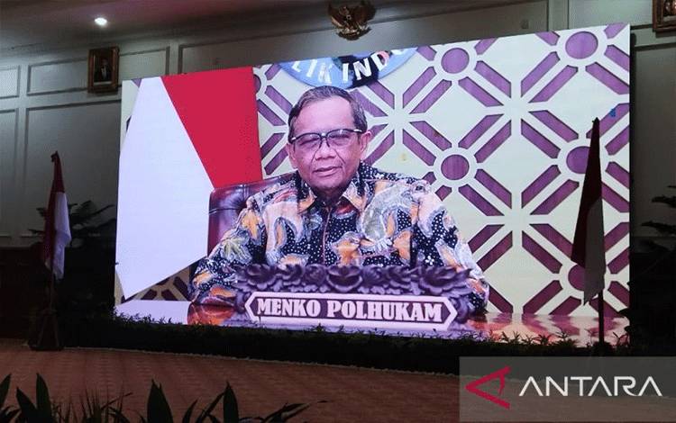 Menkopolhukam Mahfud MD menyampaikan orasi kebangsaannya lewat kiriman video dalam kegiatan pelantikan Ikatan Keluarga Alumni Universitas Islam Indonesia Provinsi Bengkulu, di Bengkulu, Selasa (6/6/2023). ANTARA/Boyke Ledy Watra