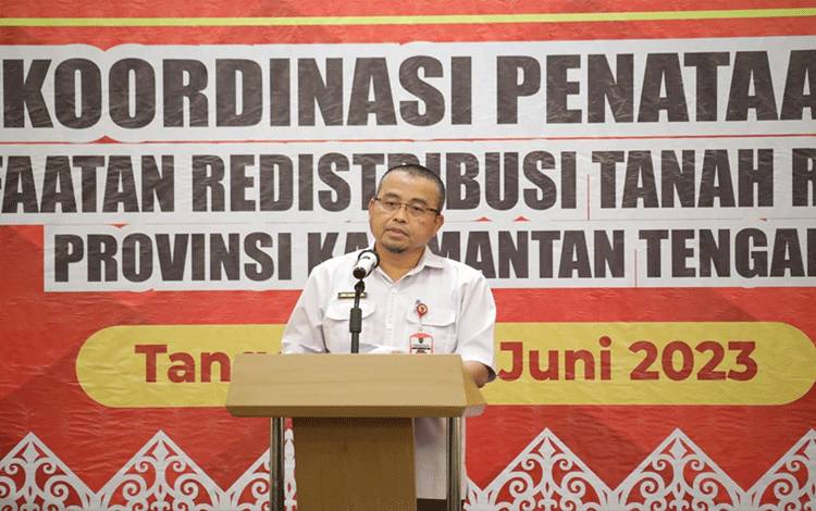 Asisten Adum Sri Suwanto saat membuka Rakor Penataan Akses Dalam Pemanfaatan Redistribusi Tanah Reforma Agraria di Swiss-Belhotel Danum, Rabu, 7 Juni 2023. (FOTO: IST)