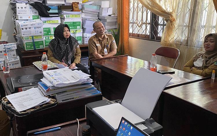 Kepala Subbag TU dan Kepegawaian Sekretariat DPRD Kapuas, Ahcmad Norhan saat menerima kunker dari Sekretariat DPRD Batola. (FOTO: IST)
