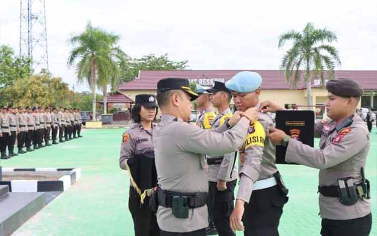 Kapolres Pulang Pisau saat melakukan pemasangan Badge Polisi Rukun Warga kepada anggota yang mengemban tugas. (FOTO: IST)