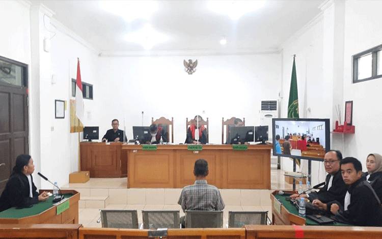 Terdakwa Madi Goening Sius saat menjalani persidangan di Pengadilan Negeri Palangka Raya, Rabu, 7 Juni 2023 (Foto: Apriando)