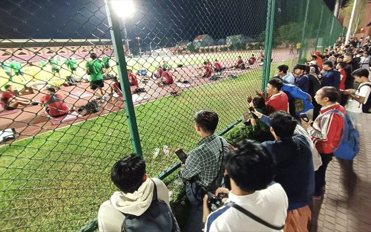 Sejumlah warga menonton Timnas Indonesia berlatih di Lapangan Thor Surabaya, Rabu (7/6/2023). (ANTARA/Naufal Ammar Imaduddin)