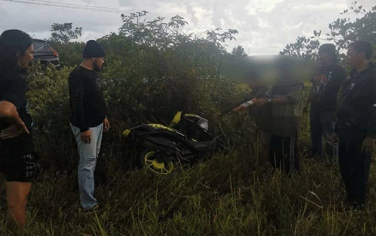 Kedua pelaku saat menunjukan sepeda motor yang dibawanya kabur kepada petugas Unit Resmob Polres Seruyan dan kemudian pelaku beserta barang bukti di gelandang ke Mapolres Seruyan (Foto ; Ist)