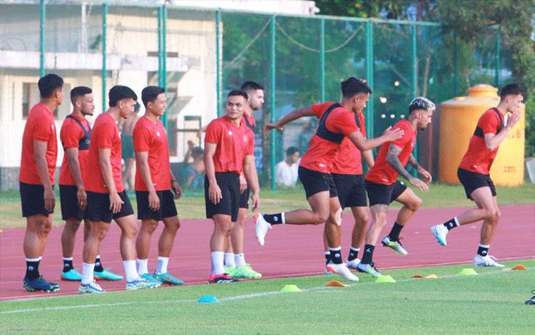 Sejumlah pemain Timnas Indonesia melakukan pemusatan latihan di Lapangan Thor Surabaya, Rabu (7/6/2023). (ANTARA/Naufal Ammar Imaduddin)