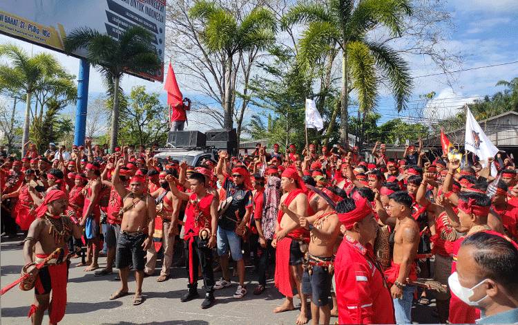 FOTO: Pasukan merah TBBR saat melakukan aksi damai di depan kantor Bupati Kotim, Kamis, 8 Juni 2023. (FOTO: BUDDI)