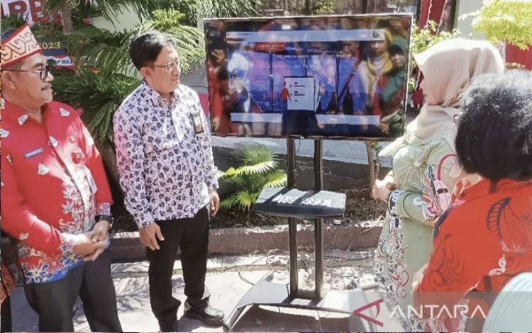 Wakil Bupati Irawati meluncurkan aplikasi E-Layanan PBB saat acara Pekan Panutan Pajak Bumi dan Bangunan Perkotaan dan Perdesaan (PBB-P2)  di halaman Kantor Bapenda Kotawaringin Timur, Kalimantan Tengah, Kamis (8/6/2023). ANTARA/Norjani