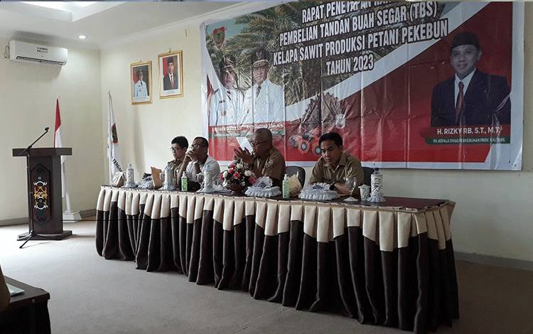 Kabid Pengolahan dan Pemasaran Hasil Perkebunan saat memimpin rapat Penetapan Harga Tandan Buah Segar (TBS). (FOTO: IST)