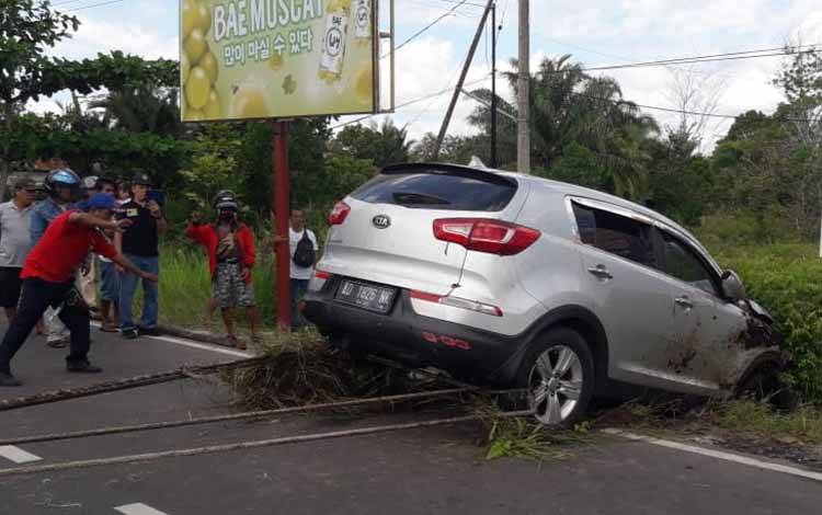 Tim Gabungan Call Center 112 Kota Palangka Raya saat mengevakuasi mobil kecelakaan tunggal. (FOTO: CALL CENTER 112)