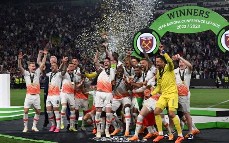 Pemain West Ham termasuk Declan Rice (kapten) merayakan juara UEFA Europa Conference League setelah mengalahkan Fiorentina di Praha, Ceko, 7 Juni 2023. Foto AFP/MICHAL CIZEK