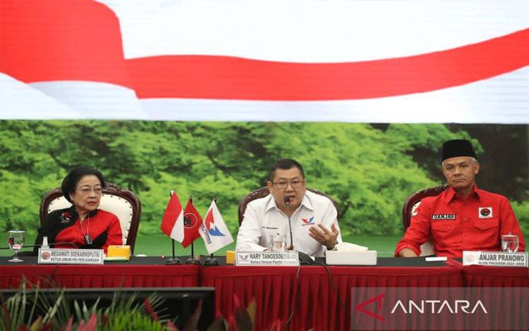 Ketua Umum Partai Perindo Hary Tanoesoedibjo (tengah) dan bakal capres Ganjar Pranowo (kanan) di Gedung DPP PDI Perjuangan, Jakarta Pusat, Jumat (9/6/2023). (ANTARA/HO-PDIP)