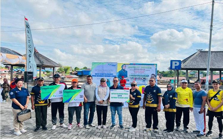 BPJAMSOSTEK-RS Siloam Palangka Raya menyerahkan perlindungan bagi warga Langkai, Kota Palangka Raya, Jumat (9/6/2023). (ANTARA/HO-BPJS Ketenagakerjaan Cabang Palangka Raya.)