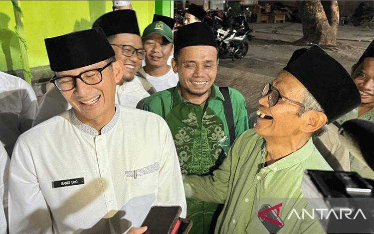 Sandiaga Uno dan Wakil Ketua Majelis Syariah PPP Kiai Haji Haris Shodaqoh (kanan). (ANTARA/Wisnu Adhi)