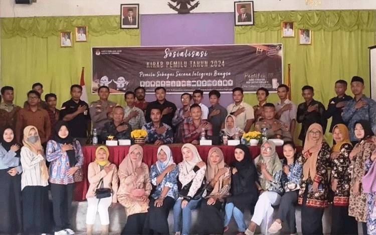 Anggota KPU Kabupaten Lamandau Wawan Kusnadi saat bersama peserta sosialisasi Kirab Pemilu di Kecamatan Sematu Jaya. (FOTO : HENDI NURFALAH)