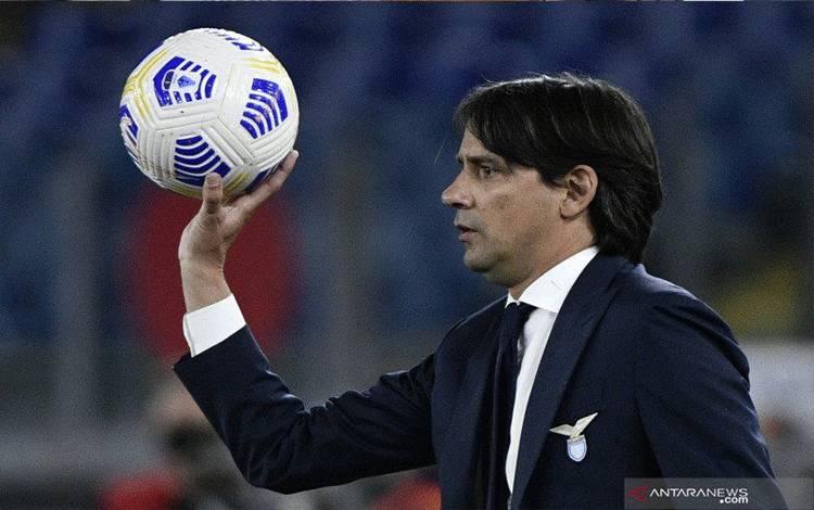 Arsip - Simone Inzaghi telah melatih tim senior Lazio sejak April 2016 melempar bola pada sebuah pertandingan. (AFP/FILIPPO MONTEFORTE)