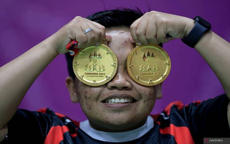 Pebulu tangkis Indonesia Rina Marlina menunjukan medali emas yang diraihnya pada ASEAN Para Games 2023 di Morodoc Techo Badminton Hall, Phnom Penh, Kamboja, Jumat (9/6/2023). . ANTARA FOTO/Zabur Karuru/YU (ANTARA FOTO/ZABUR_KARURU)