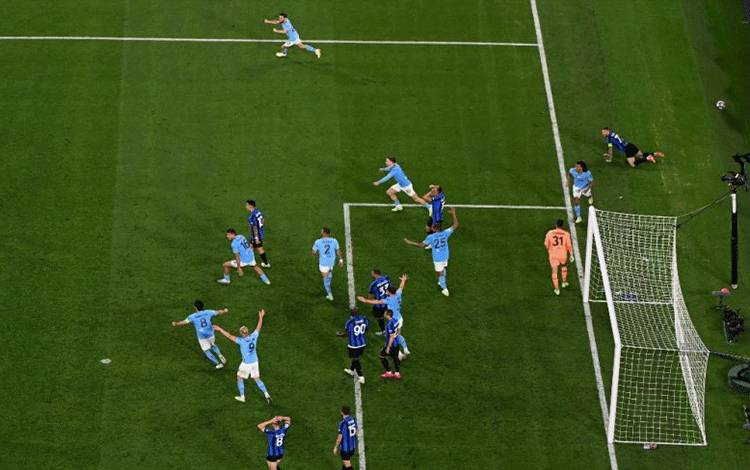 Para pemain Manchester City merayakan keberhasilan mereka memenangkan pertandingan final Liga Champions kontra Inter Milan di Stadion Ataturk Olympic, Istanbul, Turki, Sabtu (10/6/2023). Manchester City menang dengan skor 1-0. (ANTARA/AFP/OZAN KOSE)