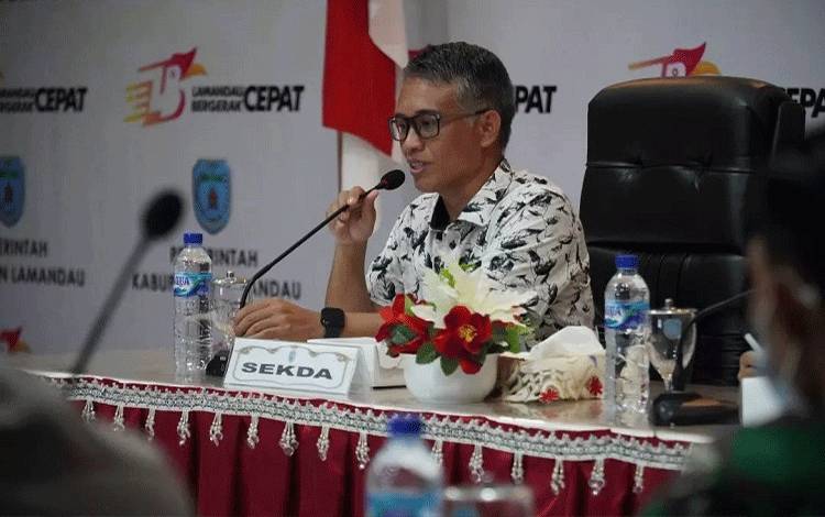 Sekda Muhamad Irwansyah saat memimpin rapat koordinasi pimpinan OPD di lingkup Pemkab Lamandau. (FOTO : HENDI NURFALAH)