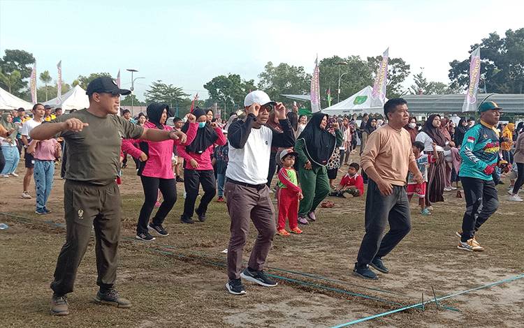 Wakil Bupati Sukamara, Ahmadi bersama unsur pokok pindah saat mengikuti senam bersama di Lapangan Mini, Minggu, 11 Juni 2023. (FOTO: NORHASANAH)