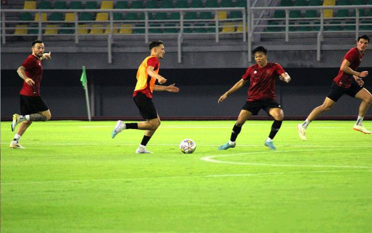 Pemain tengah Timnas Indonesia Marc Klok (kiri) bersama rekan setimnya saat pemusatan latihan di Stadion Gelora Bung Tomo (GBT) Surabaya, Sabtu (10/6/2023) malam. (ANTARA/Naufal Ammar Imaduddin)