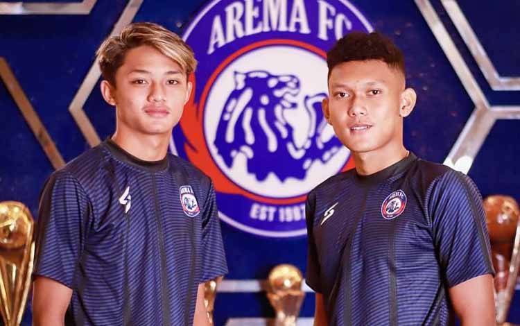 Dua pemain baru Arema FC Ginanjar Wahyu Ramadhani (kanan) dan Achmad Maulana Syarif. (ANTARA/HO-MO Arema FC)