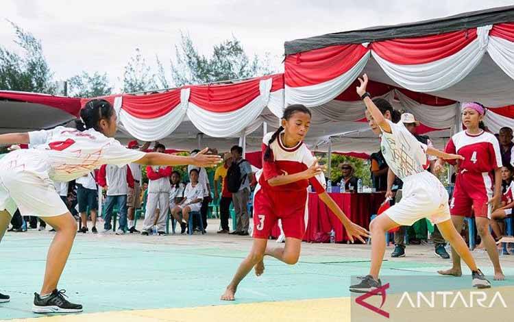Para pemain sedang memainkan pertandingan hadang pada Pekan Olahraga Tradisional Nasional (Potradnas) IX 2023, di Open Space Gallery Linggarjati, Kabupaten Kuningan, Jawa Barat, Minggu (11/6/2023). (ANTARA/HO/Kemenpora)