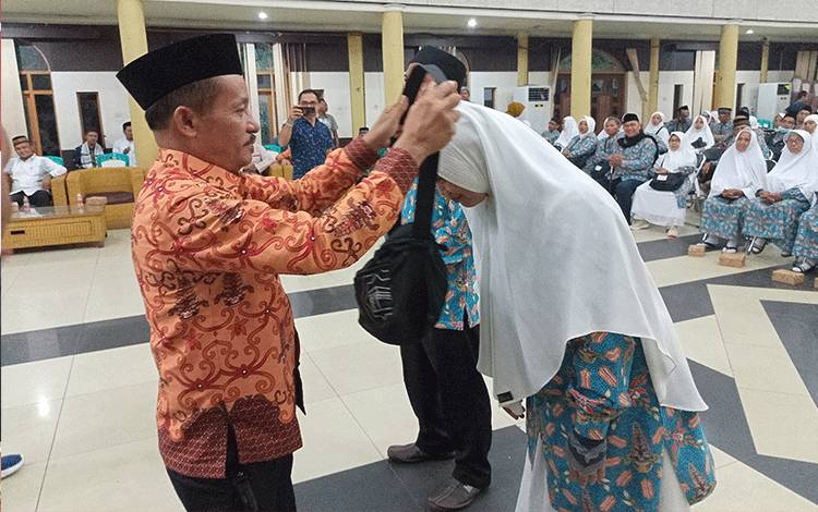 Wakil Bupati Barito Timur Habib Said Abdul Saleh saat melepas keberangkatan pertama jemaah calon haji Barito Timur pada 2 Juni 2023. (FOTO: BOLE MALO)