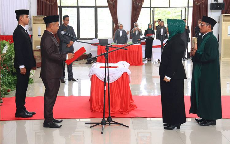 Ketua DPRD Seruyan Zuli Eko Prasetyo saat mengambil sumpah dan janji peresmian pengangkatan Pengganti Antar Waktu (PAW) anggota DPRD sisa masa jabatan tahun 2019-2024 (Foto ; Ist)