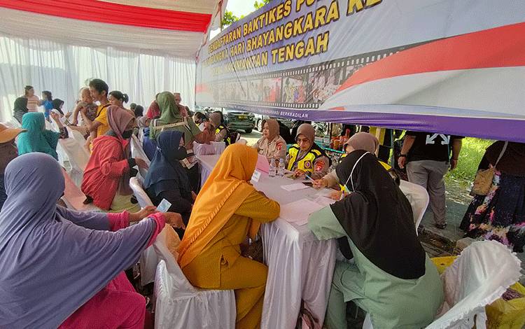 Masyarakat Kota Palangka Raya saat melakukan pengecekan kesehatan di acara Bakti Kesehatan Polda Kalteng, Selasa, 13 Juni 2023. (Foto : Pathur)