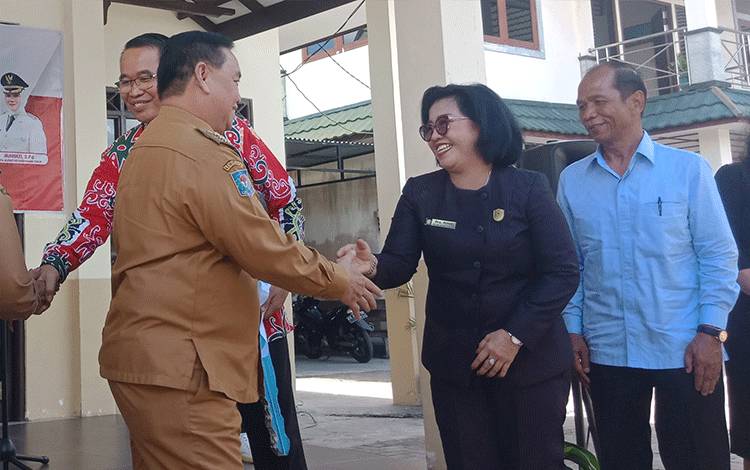 Ketua DPRD Kabupaten Kotawaringin Timur Rinie (kemeja hitam) saat mengikuti penyerahan bantuan ambulans, Selasa, 13 Juni 2023. (FOTO: DEWIP)