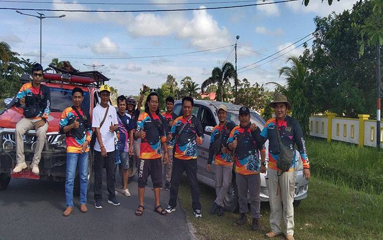 Pengurus dan anggota PWI Katingan foto bersama sebelum mengikuti expedisi jelajah wisata Riam Jerawi.