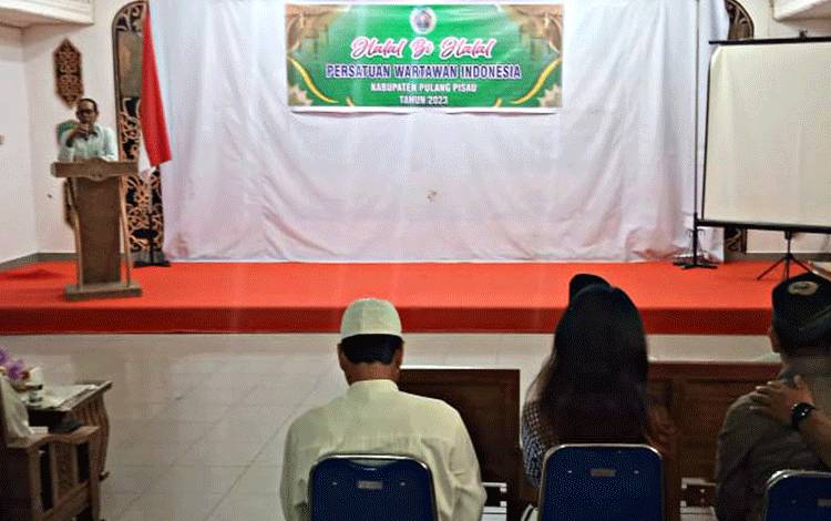 Ketua PWI Pulang Pisau, I Nyoman Weda saat memberikan sambutan dalam acara Halal Bi Halal, Rabu, 14 Juni 2023.(FOTO : M PRADILA KANDI)