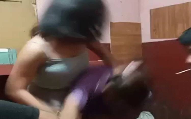 Jepretan layar perempuan yang melakukan penganiayaan di dalam kamar hotel di Sampit. (FOTO: IST)