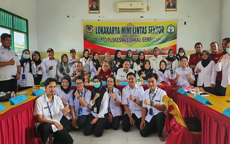 Kadis Kesehatan Seruyan dr Bahrun Abbas foto bersama seluruh peserta kegiatan Lokakarya Mini lintas sektor!UPTD Puskesmas Danau Sembuluh. (Foto; Ist)