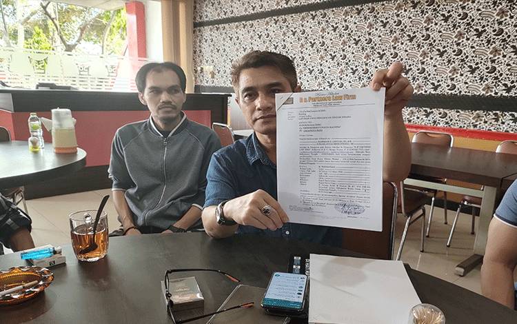 Kuasa hukum H Nadalsyah alias H Koyem, Rahmadi G Lentam, saat menunjukkan surat laporannya. (Foto : Pathur)