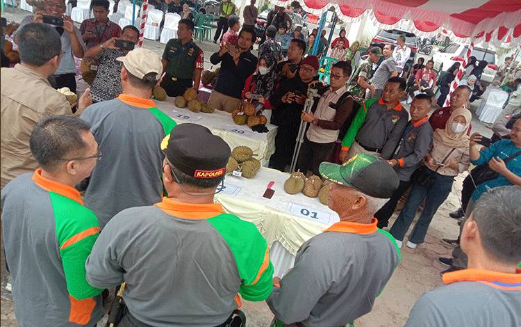 Bupati Sukamara, Windu Subagyo saat melakukan penilaian pada kontes durian lokal unggulan Kabupaten Sukamara, Kamis, 15 Juni 2023. (FOTO: NORHASANAH)