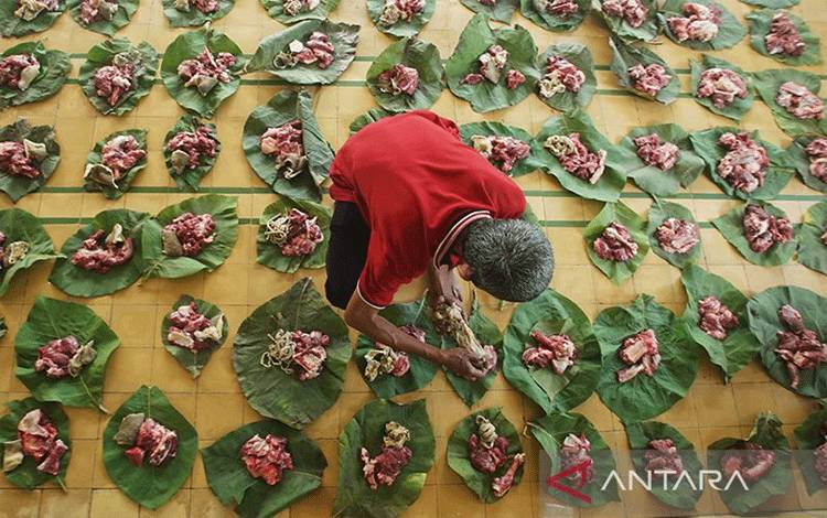 Ilustrasi - Umat muslim menata daging kurban di atas daun jati sebelum didistribusikan saat perayaan Idul Adha di Yogyakarta. (Antara Foto/Andreas Fitri Atmoko)