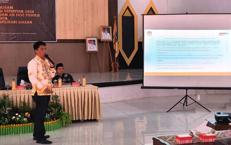 Ketua KPU Kabupaten Lamandau Irwansyah tengah melaksanakan sosialisasi pembentukan badan Ad Hoc pada Pemilu 2024. (FOTO : HENDI NURFALAH)