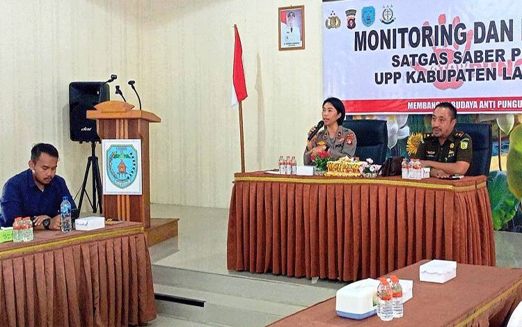 Ketua Pelaksana UPP Satgas Saber Pungli Kabupaten Lamandau, Kompol Novalina Tarihoran memimpin Monev program kerja tahun 2023. (FOTO : HENDI NURFALAH)