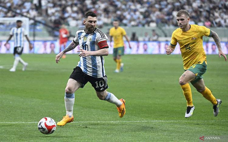 Pemain timnas Argentina Lionel Messi (kiri) menggiring bola dalam pertandingan persahabatan melawan Australia di Workers' Stadium, Beijing pada Kamis (15/6/2023). ANTARA/AFP/WANG ZHAO