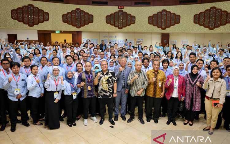 Suasana saat MenKopUKM Teten Masduki berfoto bersama pada acara Persiapan Keberangkatan (PK) 204 Lembaga Pengelola Dana Pendidikan (LPDP), di Jakarta, Jumat (16/6/2023). ANTARA/HO-KemenKopUKM.