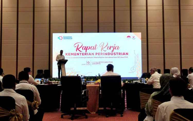Menteri Perindustrian (Menperin) Agus Gumiwang Kartasasmita dalam Rapat Kerja Kementerian Perindustrian 2023 di Jakarta, Jumat (16/6/2023). (ANTARA/Ade Irma Junida)