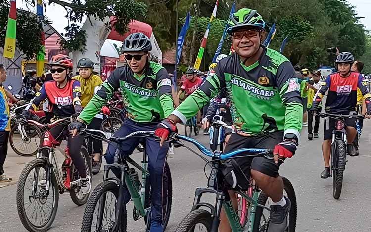 Kapolres Barito Timur AKBP Viddy Dasmasela bersama Ketua Pengadilan Negeri Tamiang Layang Moch Isa Nazarudin saat mengikuti Fun Bike Hari Bhayangkara ke-77, Sabtu, 17 Juni 2023. (FOTO: BOLE MALO)