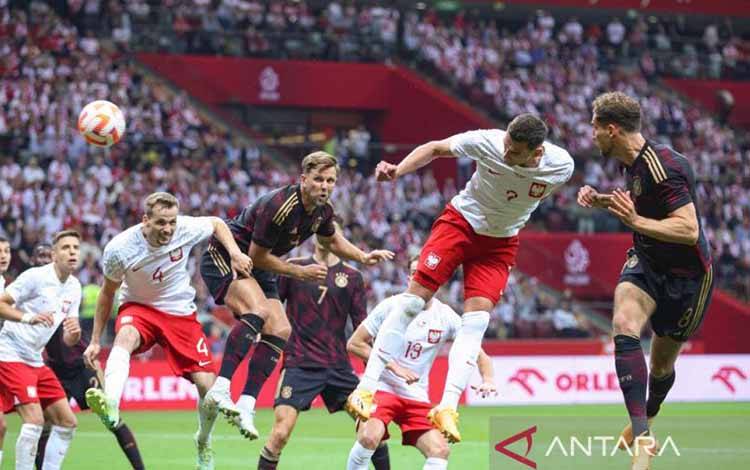 Penyerang Polandia Arkadiusz Milik saat menyundul bola dalam pertandingan persahabatan melawan Jerman di Warsaw pada 17 Juni 2023. ANTARA/AFP/Andrzej Iwanczuk