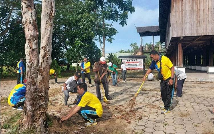 Suasana saat personel Polres Kapuas bersihkan area Rumah Adat Betang Manggatang Utus di Kelurahan Sei Pasah, Kecamatan Kapuas Hilir. (FOTO: IST)